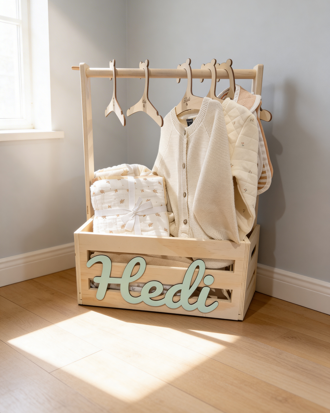 Mini Dressing Personnalisé – Prénom Découpé et Peint à la Main